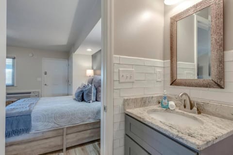 Urban Hideaway Cozy Studio with Pool Access Apartment in Berry Hill