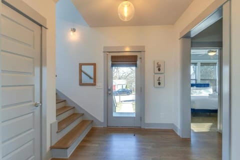 Cleveland Park Charmer- Full Kitchen- Private Yard House in East Nashville