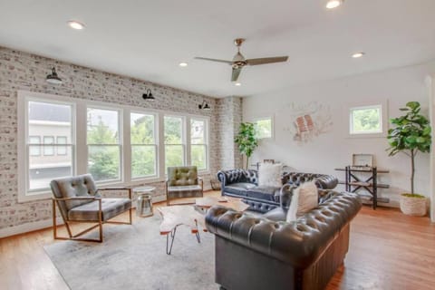 Howdy House New and Trendy with Rooftop Deck House in East Nashville