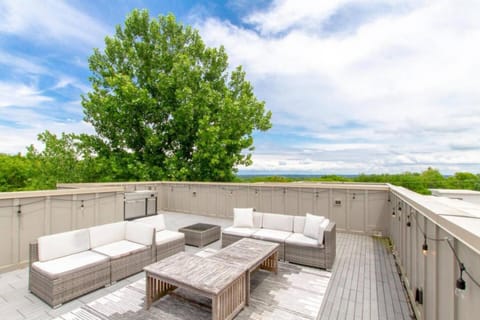 Howdy House New and Trendy with Rooftop Deck House in East Nashville