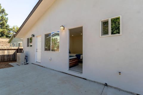 Property building, Patio, Facade/entrance, Day