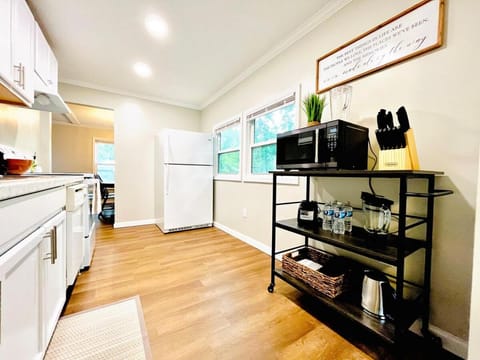 Coffee/tea facilities, Kitchen or kitchenette, dishwasher, microwave, oven, stove, toaster