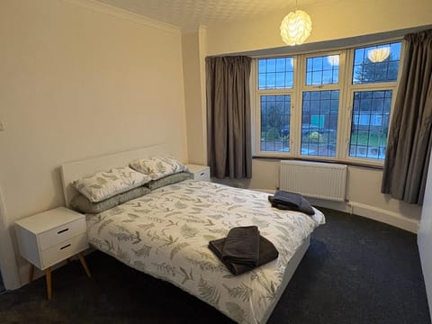 Excellent location close to airport & free parking House in Luton