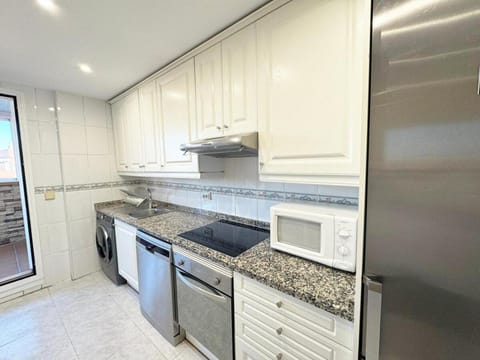 Madrid Luxe Oasis 4 Bedroom with Terrace & Pool Apartment in Torrejón de Ardoz