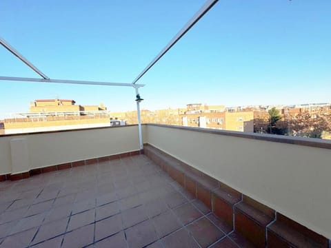 Madrid Luxe Oasis 4 Bedroom with Terrace & Pool Apartment in Torrejón de Ardoz