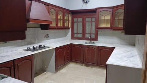 600 Square Yard First Floor Guest House House in Karachi