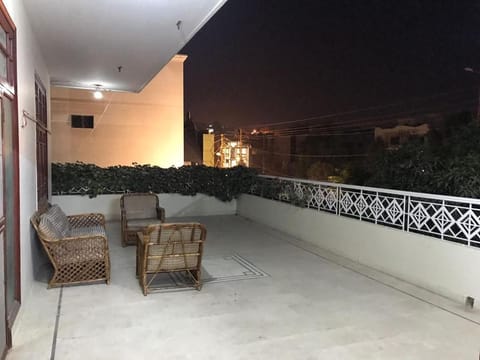 600 Square Yard First Floor Guest House House in Karachi