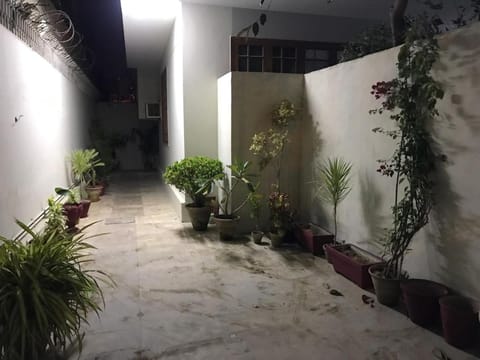 600 Square Yard First Floor Guest House House in Karachi