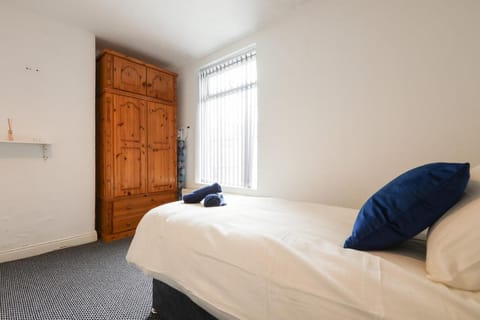 Spacious 4 BDR Home, Sleeps 8 Group Stays- Free Parking- Pet Friendly Apartment in Leeds