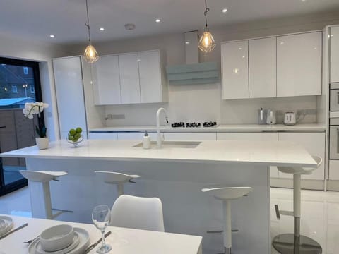 5 Bedroom Modern and Spacious House in London Apartment in Ilford