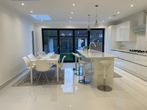 5 Bedroom Modern and Spacious House in London Apartment in Ilford