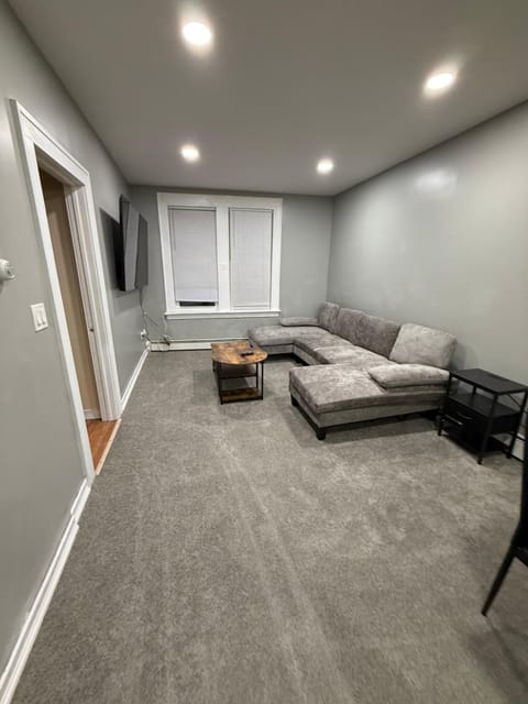 Huge 3 Bedroom 1 Bathroom apartment less than 5 minutes from Newark Airport 25 minutes away from NYC and 5 minutes from train station Apartment in Elizabeth