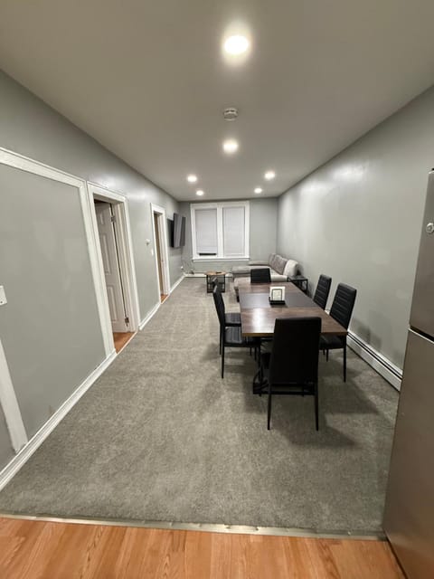 Huge 3 Bedroom 1 Bathroom apartment less than 5 minutes from Newark Airport 25 minutes away from NYC and 5 minutes from train station Apartment in Elizabeth