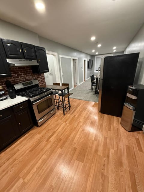 Huge 3 Bedroom 1 Bathroom apartment less than 5 minutes from Newark Airport 25 minutes away from NYC and 5 minutes from train station Apartment in Elizabeth