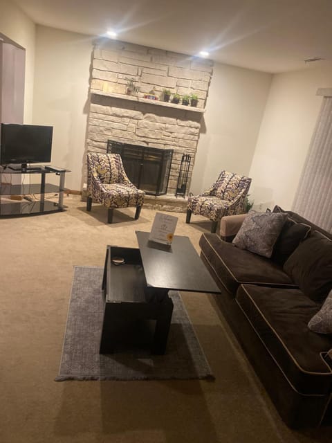 3BR-2BA Deluxe Apartment with Fireplace and Balcony Apartamento in Park Ridge