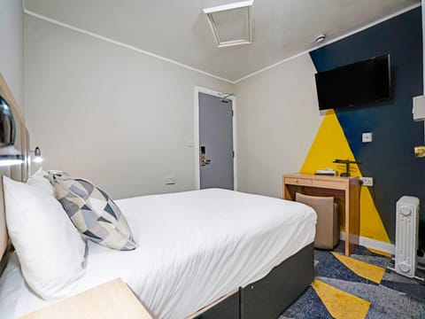 Photo of the whole room, Bedroom, hair dresser