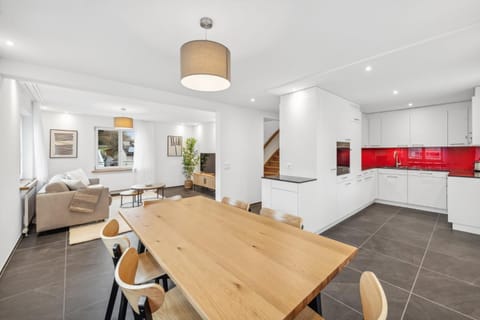 Coffee/tea facilities, Kitchen or kitchenette, Living room, Dining area, oven, stove, toaster