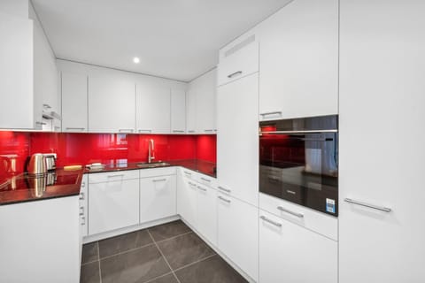 Coffee/tea facilities, Kitchen or kitchenette, dishwasher, oven, stove