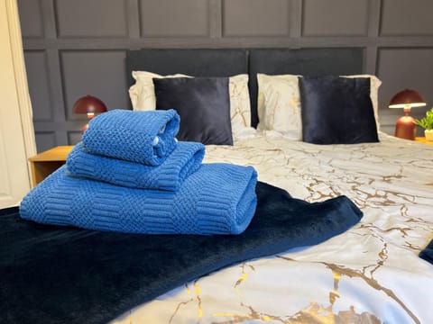 Bed, Bedroom, towels