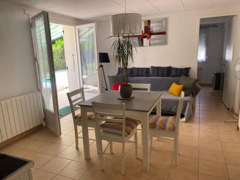 Appartement indépendant avec terrasse Apartment in Pont-Saint-Esprit