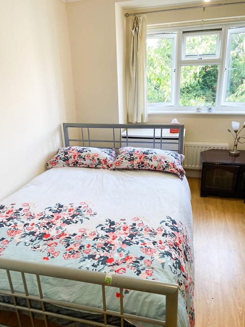 Royal Harrow Stay - Elegant Retreat Near Station Apartment in Harrow