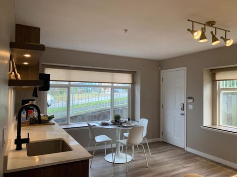 Kitchen or kitchenette, Photo of the whole room, Dining area