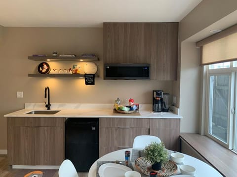 Kitchen or kitchenette, minibar