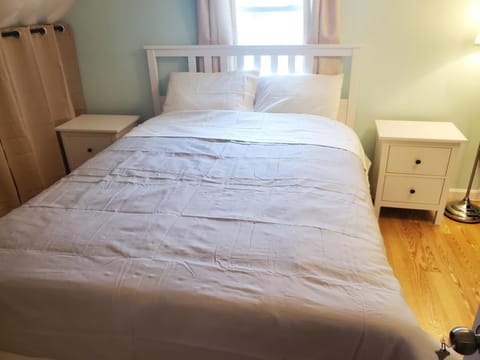 Private Room with Queen Bed and Work Station Alojamento de férias in Burlington