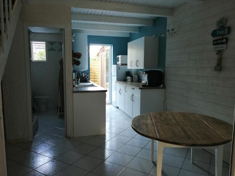 Kitchen or kitchenette, Dining area, oven