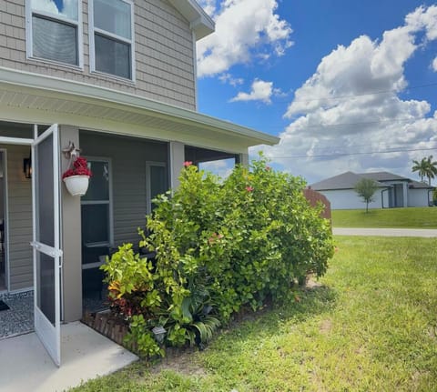 Lovelee Villa Cozy 2-Story Home House in Cape Coral