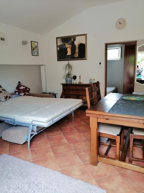 Bed, Living room, Seating area, Dining area