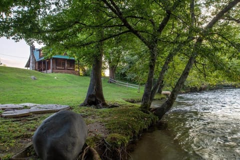 Rippling Waters Retreat, Riverfront Rustic Cabin House in Townsend