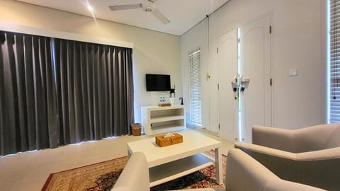 Bed, TV and multimedia, Living room, Seating area, Bedroom, air conditioner