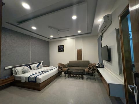 Radiant Blu Hotel Hotel in Noida