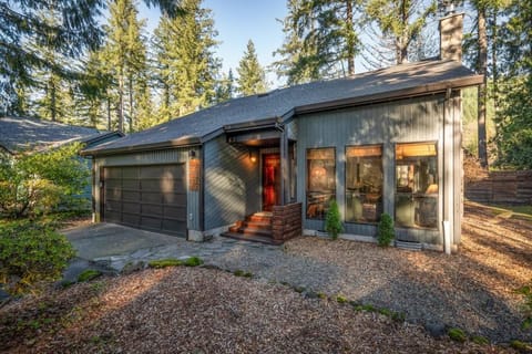 Stay Portland Collection - Alpine Retreat Hot Tub, Fire Pit & Game Room House in Mount Hood Village