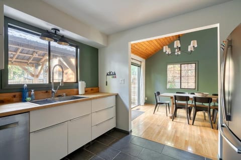 Stay Portland Collection - Alpine Retreat Hot Tub, Fire Pit & Game Room House in Mount Hood Village