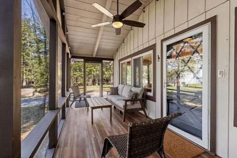 Lakeside 3BR Retreat with Dock Hot Tub - Sleeps 6 Casa in Meredith