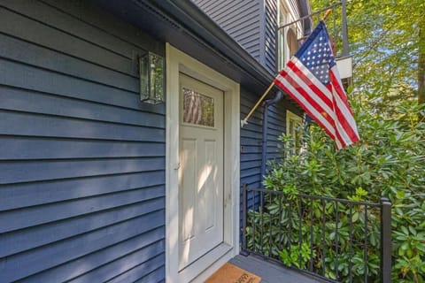 Sun-Dappled Suissevale Cape Close to Lake & Beach Casa in Moultonborough