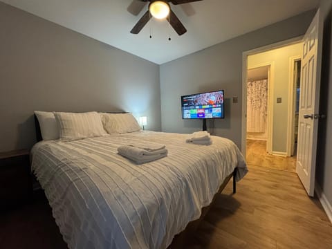 Bed, TV and multimedia, Photo of the whole room, Bedroom, towels