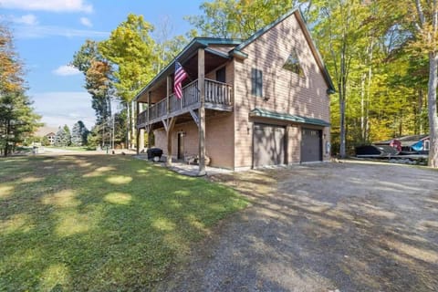 Bear Lodge Lakeside Private Beach Fire Pit House in Alton