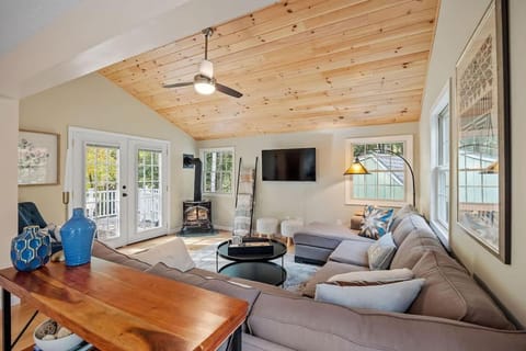 Cozy Mountain Retreat Fireplace Deck Near Lakes Casa in Gilford