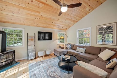 Cozy Mountain Retreat Fireplace Deck Near Lakes Casa in Gilford