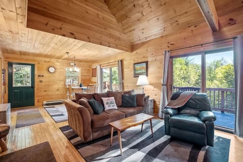 Charming Log Home PET Friendly and Fire Pit Casa in Meredith