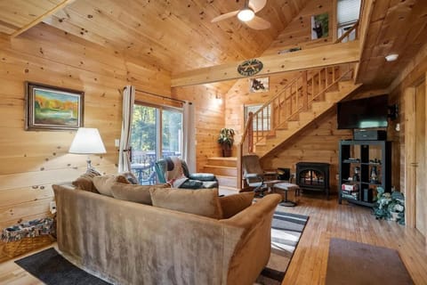 Charming Log Home PET Friendly and Fire Pit Casa in Meredith