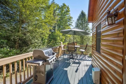 Charming Log Home PET Friendly and Fire Pit Casa in Meredith