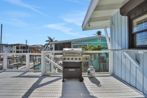 Bay to Beach Paradise House in Estero Island