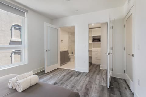 Beverly Hills 2BD 2BA with Free Parking Capsule hotel in Beverly Hills