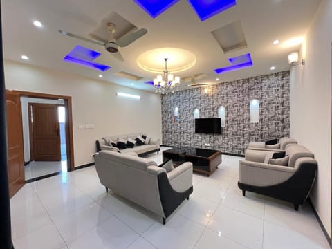 Communal lounge/ TV room, TV and multimedia, Living room, Seating area, Evening entertainment, air conditioner