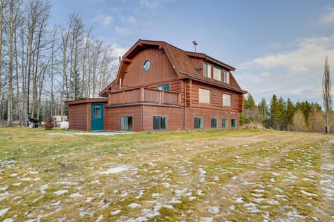 Less Than 1 Mi to Kenai River Spacious Cabin with Deck! Casa in Sterling