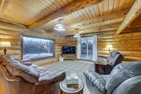 Less Than 1 Mi to Kenai River Spacious Cabin with Deck! Casa in Sterling